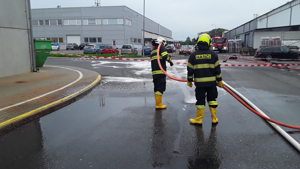 V Olomouci uniklo 150 litrů kyseliny dusičné, hasiči se snaží uchránit řeku